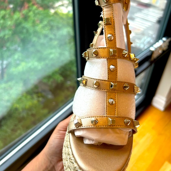 NWT - Steve Madden Rockstud Wedges in Gold - Size 8.5 - Picture 8 of 8